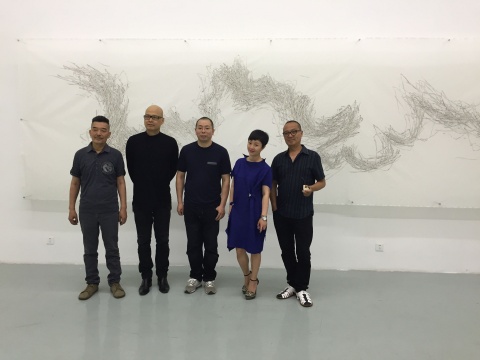 左起依次为:艺术家武明中、陈文令、郝世明、上品艺琅董事长谢蓉、艺术家杨千 左起依次为:艺术家武明中、陈文令、郝世明、上品艺琅董事长谢蓉、艺术家杨千