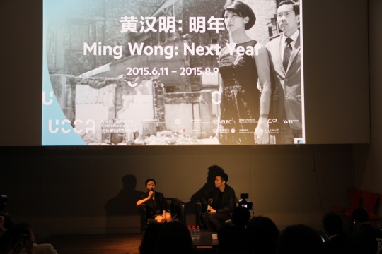  “明年”发布会现场，策展人刘秀仪（左）与艺术家黄汉明向观众介绍本次展览

