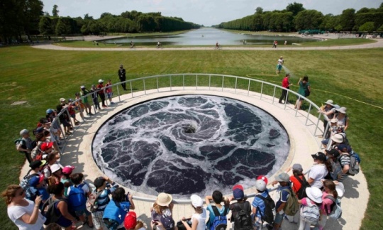 Descension Photograph: Charles Platiau/Reuters
