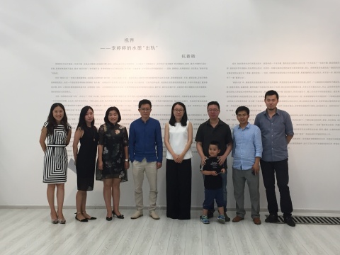 策展人杭春晓(左四)、艺术家李婷婷(左五)
策展人杭春晓(左四)、艺术家李婷婷(左五)