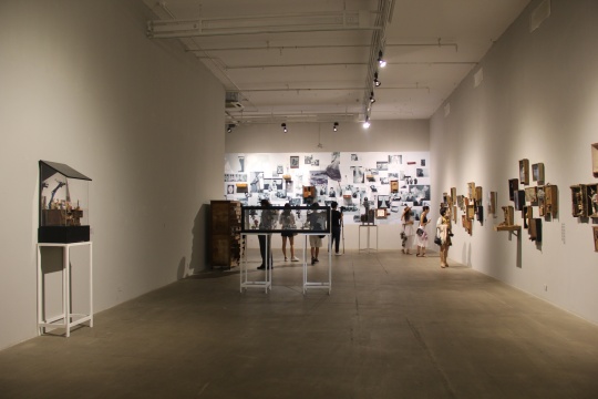 一层右侧展厅,背景是作品《我的二十二年》
一层右侧展厅,背景是作品《我的二十二年》