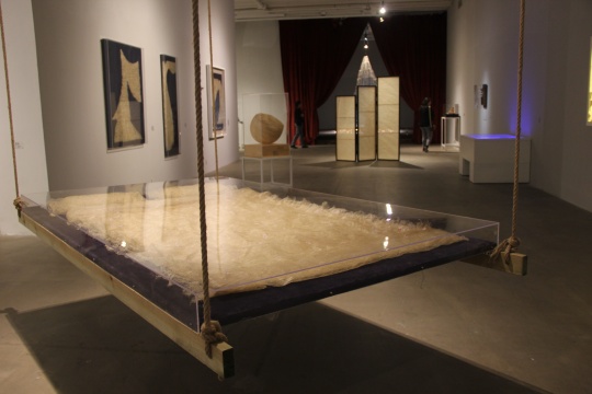 一层左侧展厅,前景是作品《同床异梦》,背景是作品《巫山》
一层左侧展厅,前景是作品《同床异梦》,背景是作品《巫山》