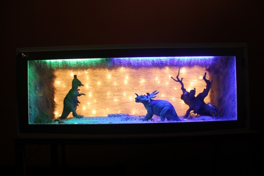 灯光装置作品《汉字世纪》，恐龙、老鼠、枯木、键盘，这是艺术家对创世纪的想象
