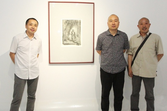 左起,策展人方志凌、艺术家尹朝阳、艺术家段建伟 左起,策展人方志凌、艺术家尹朝阳、艺术家段建伟