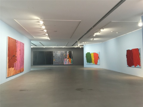 一层展厅现场 空间墙面颜色与作品中主色调的关系 此为淡蓝色
一层展厅现场 空间墙面颜色与作品中主色调的关系 此为淡蓝色