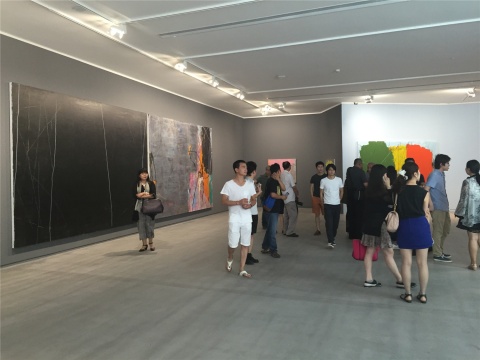 一层展厅现场 空间墙面颜色与作品中主色调的关系 此为灰色
一层展厅现场 空间墙面颜色与作品中主色调的关系 此为灰色