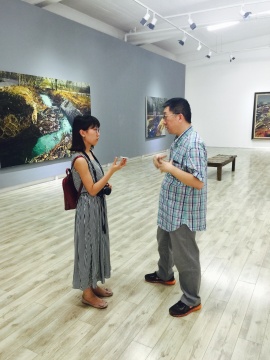 久画廊艺术总监袁加接受媒体采访
