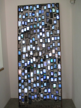 李景湖作品《瀑布（锦厦）》由几百部手机组成