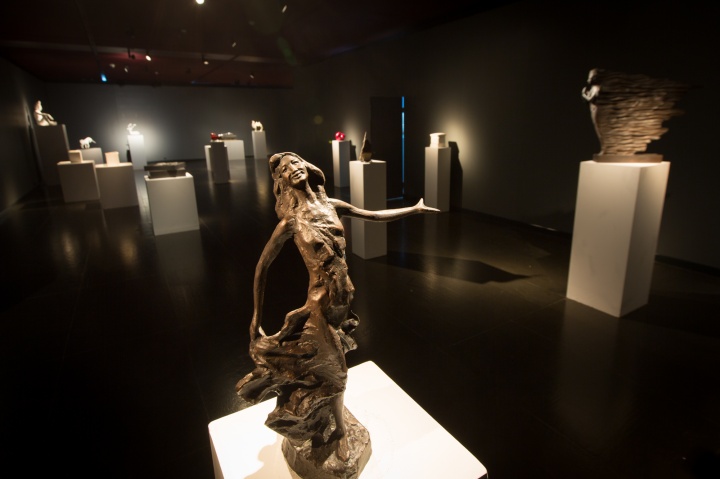 展厅里形态各异的雕塑作品
