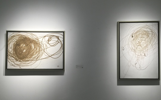 2012年布面综合材料作品《流沙》系列，左为《流沙2012-1》，右为《流沙2012-8》
