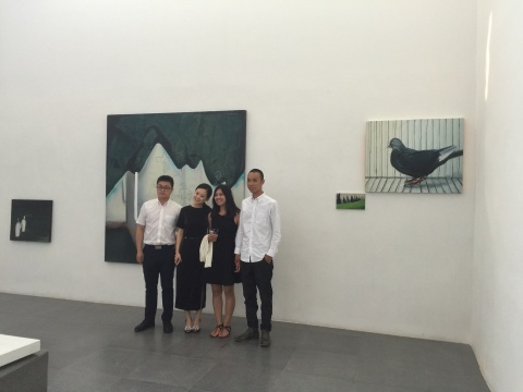 艺术家孟阳阳（左二）与友人在展览现场合影
