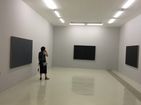 展览现场，极简的画廊空间与抽象作品相得益彰
