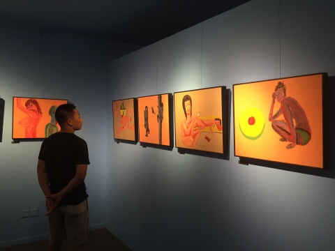 观众在展览现场品味左小祖咒的作品
观众在展览现场品味左小祖咒的作品