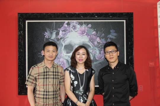 策展人杨卫（左）、画廊经理周鸣（中）、艺术家刘家华在展览现场
