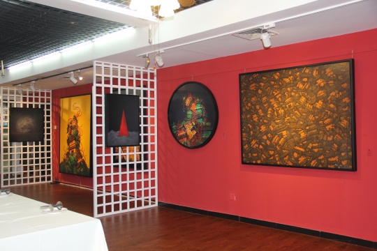 展览现场,前期作品的绚丽与乱象与新作品的静穆与极简形成了对比
展览现场,前期作品的绚丽与乱象与新作品的静穆与极简形成了对比