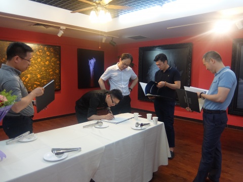 展览现场,刘家华为观众签名
展览现场,刘家华为观众签名