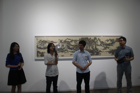 展览开幕现场,左起:主持人王恬、艺术家陈俊、策展人孙国胜、名泰空间展览监制韩宇钟 展览开幕现场,左起:主持人王恬、艺术家陈俊、策展人孙国胜、名泰空间展览监制韩宇钟