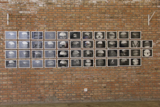 荣荣&映里作品《三影堂2006-》位于展厅入口，照片拍摄于三影堂成立初前后
