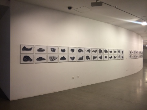 展览现场,汤国搜集来的瓦砾残片,逐一进行了拍摄
展览现场,汤国搜集来的瓦砾残片,逐一进行了拍摄