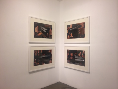 汤国的作品中,也多用打印的照片进行拼贴,棺材和建筑碎片的结合,正是应对了他所讲述的那个故事背后的深意
汤国的作品中,也多用打印的照片进行拼贴,棺材和建筑碎片的结合,正是应对了他所讲述的那个故事背后的深意
