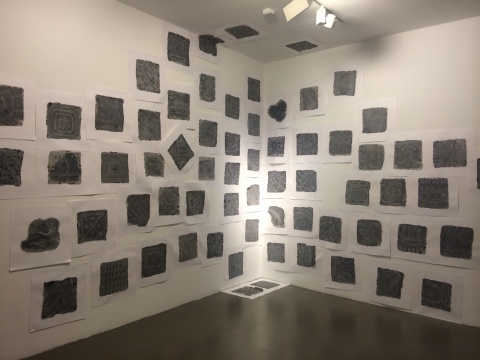 展览现场,质感类似于拓片的绘画,出现了许多器物、建筑上的纹饰
展览现场,质感类似于拓片的绘画,出现了许多器物、建筑上的纹饰