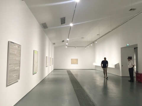 B厅集中呈现梁铨2000年以后的艺术创作，由块、线、点组成的画面形成独一无二的节奏感
