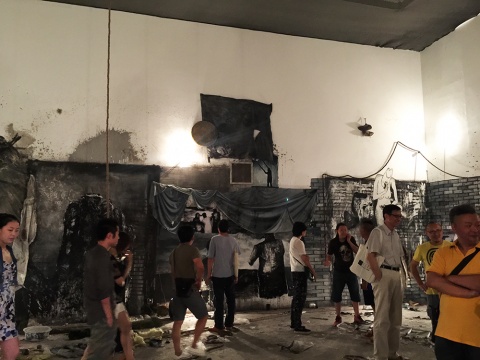 现场络绎不绝的观众 面色透露着就像是进入了艺术家私密空间一般好奇
现场络绎不绝的观众 面色透露着就像是进入了艺术家私密空间一般好奇