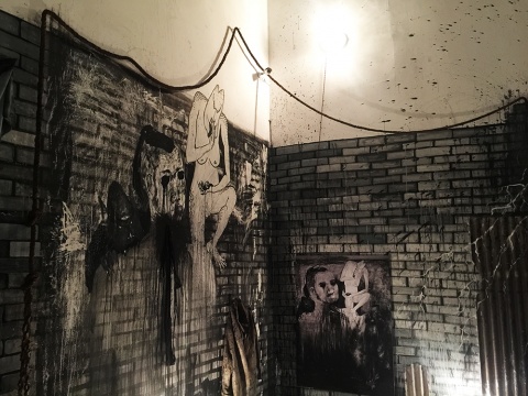 粗暴的展览现场 同样在还原艺术家平日里的创作空间
粗暴的展览现场 同样在还原艺术家平日里的创作空间