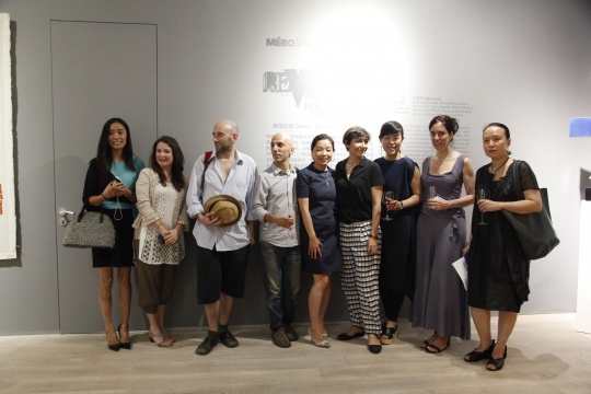 美博文化执行董事徐娟(右三)、策展人、美博文化艺术总监唐泽慧(右五)与部分参展艺术家合影
美博文化执行董事徐娟(右三)、策展人、美博文化艺术总监唐泽慧(右五)与部分参展艺术家合影