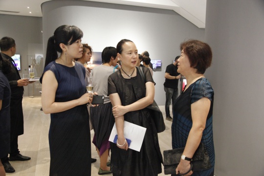 美博文化执行董事徐娟与嘉宾在展览现场

