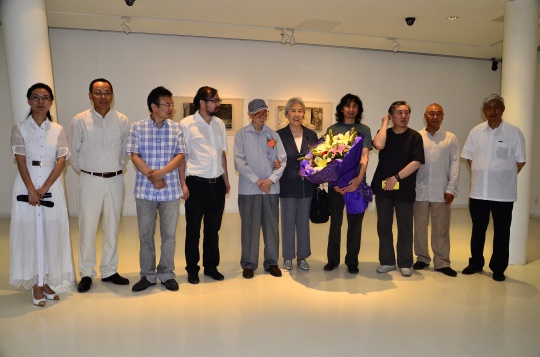 艺术家曹吉冈(右四)与众多嘉宾合影 艺术家曹吉冈(右四)与众多嘉宾合影