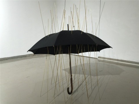 陈维2011年作品《雨伞》
