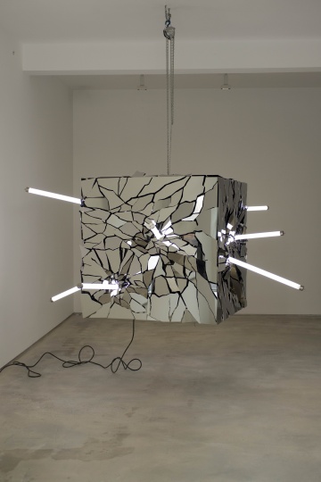 《错乱的瞬间》 250×250×120 cm 不锈钢 2015
《错乱的瞬间》 250×250×120 cm 不锈钢 2015