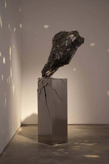 《破碎的心》 160×60×80cm 不锈钢 2015
《破碎的心》 160×60×80cm 不锈钢 2015