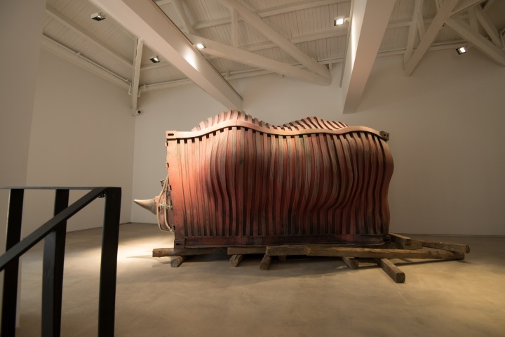 《不确定的真相》 450×190×210cm 不锈钢喷漆、树脂 2011-2015
《不确定的真相》 450×190×210cm 不锈钢喷漆、树脂 2011-2015