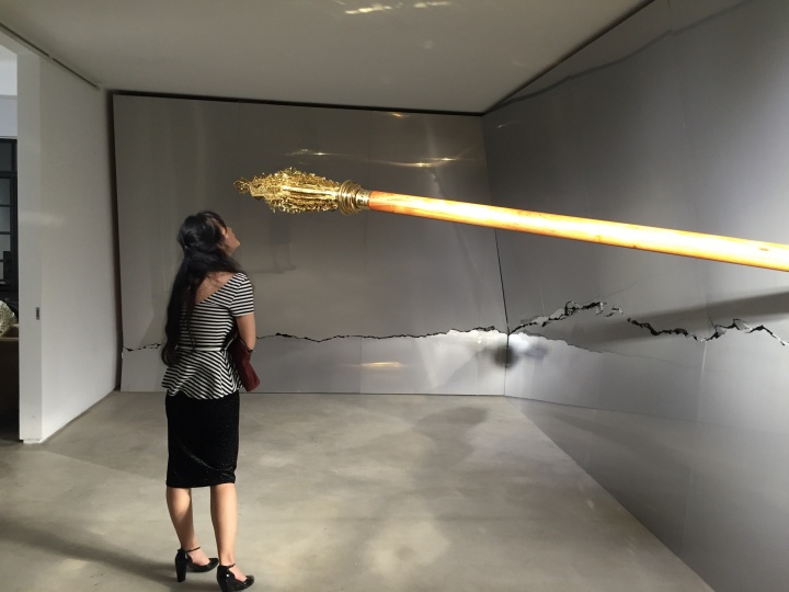 作品《立地成佛》现场带给人一种时空交错的感觉
作品《立地成佛》现场带给人一种时空交错的感觉