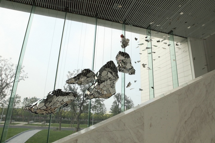 《陨石》 1000×350×700cm 不锈钢 2014
《陨石》 1000×350×700cm 不锈钢 2014