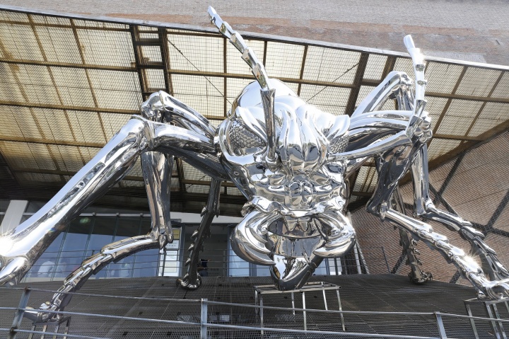 《大蚂蚁》 800×600×1000cm 不锈钢锻造 2014
