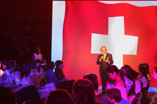 “时尚与艺术之夜”，瑞士驻华大使戴尚贤发言
