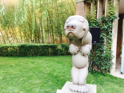 作品《宠神狗》安置于花园
作品《宠神狗》安置于花园
