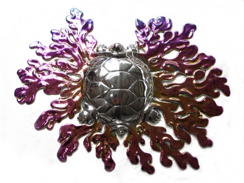  

“再生”系列之《乌龟》，不锈钢镀色，83×72×10cm，2015，为“再生”系列第一件作品

