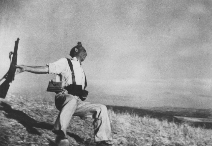 罗伯特·卡帕经典作品《共和国士兵之死》亮相上海摄影艺术中心开馆展“二十世纪经典摄影——靳宏伟先生收藏展”

