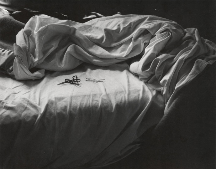 展出作品，来自伊莫金·坎宁安的《没有整理的床铺》
