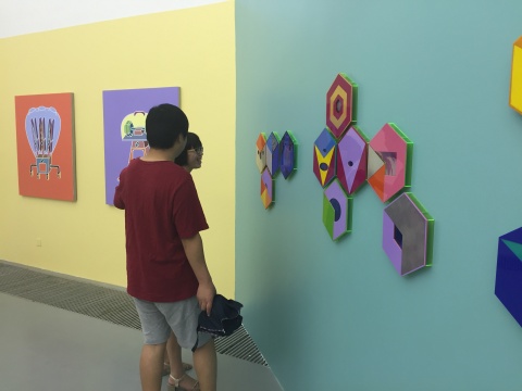 现场兼具美观性和趣味性的作品十分吸引观众眼球
现场兼具美观性和趣味性的作品十分吸引观众眼球