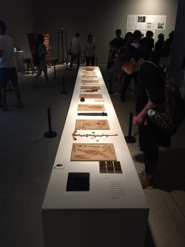 “千里之行”展览现场有众多观众进行参观
“千里之行”展览现场有众多观众进行参观