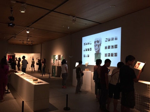 有的作品可以让观众进行触摸、互动
有的作品可以让观众进行触摸、互动