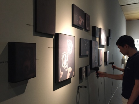 观众在设计学院作品前与展品互动
观众在设计学院作品前与展品互动