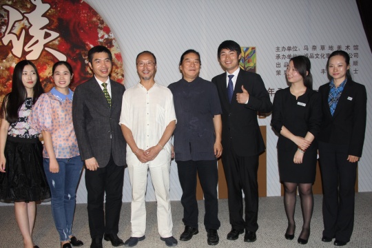 策展人义丰(左三)、中央美术学院实验艺术学院院长吕胜中(左四)、艺术家张国龙(左五)以及美术馆工作人员合影
策展人义丰(左三)、中央美术学院实验艺术学院院长吕胜中(左四)、艺术家张国龙(左五)以及美术馆工作人员合影