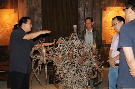 艺术家张国龙在向观众介绍作品
艺术家张国龙在向观众介绍作品
