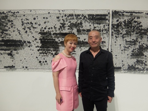 上品艺琅谢蓉（左）与艺术家师进滇在作品前合影

